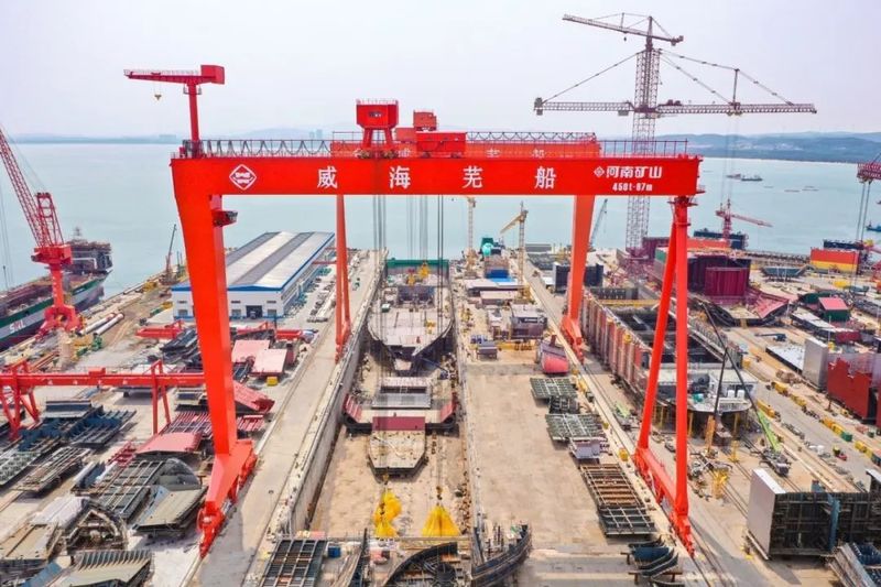 空中“鋼鐵俠”｜“礦源”智造450t超大跨度造船門機